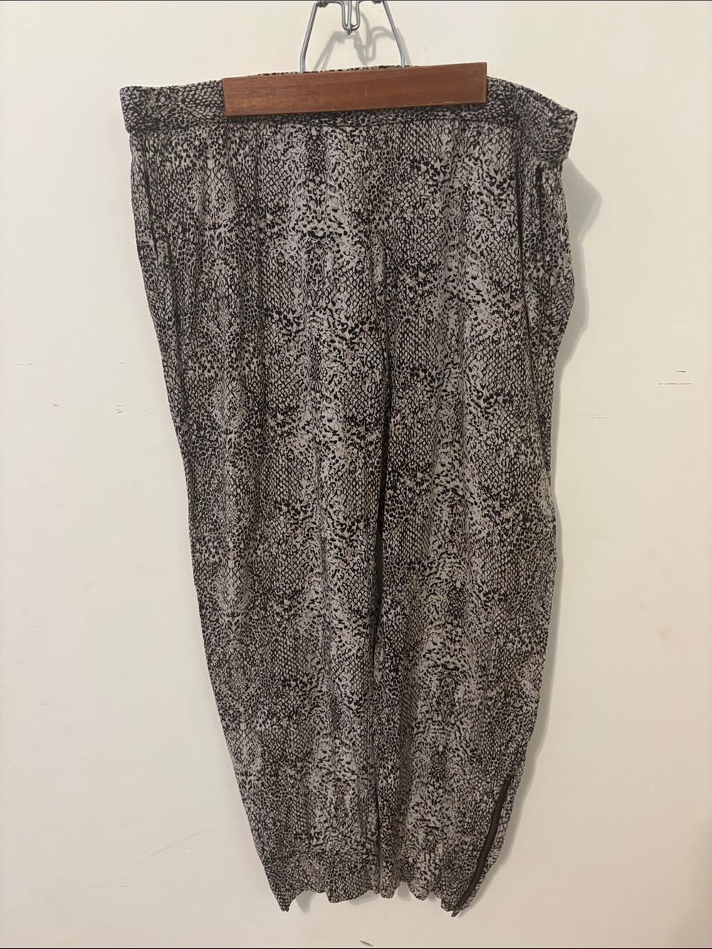 Banana Republic Factory Snakeskin neutral’s harem  Pants
